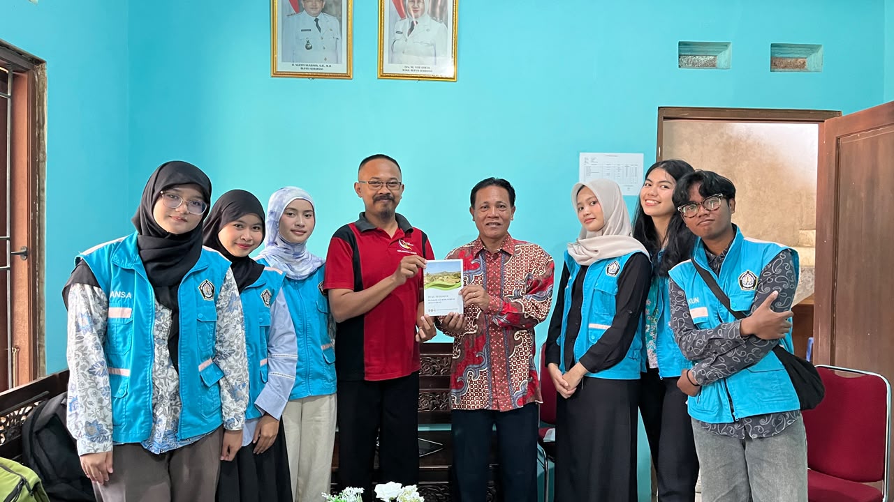 Penyerahan Buku Pedoman oleh Tim (Sumber: Dokumentasi Pribadi)