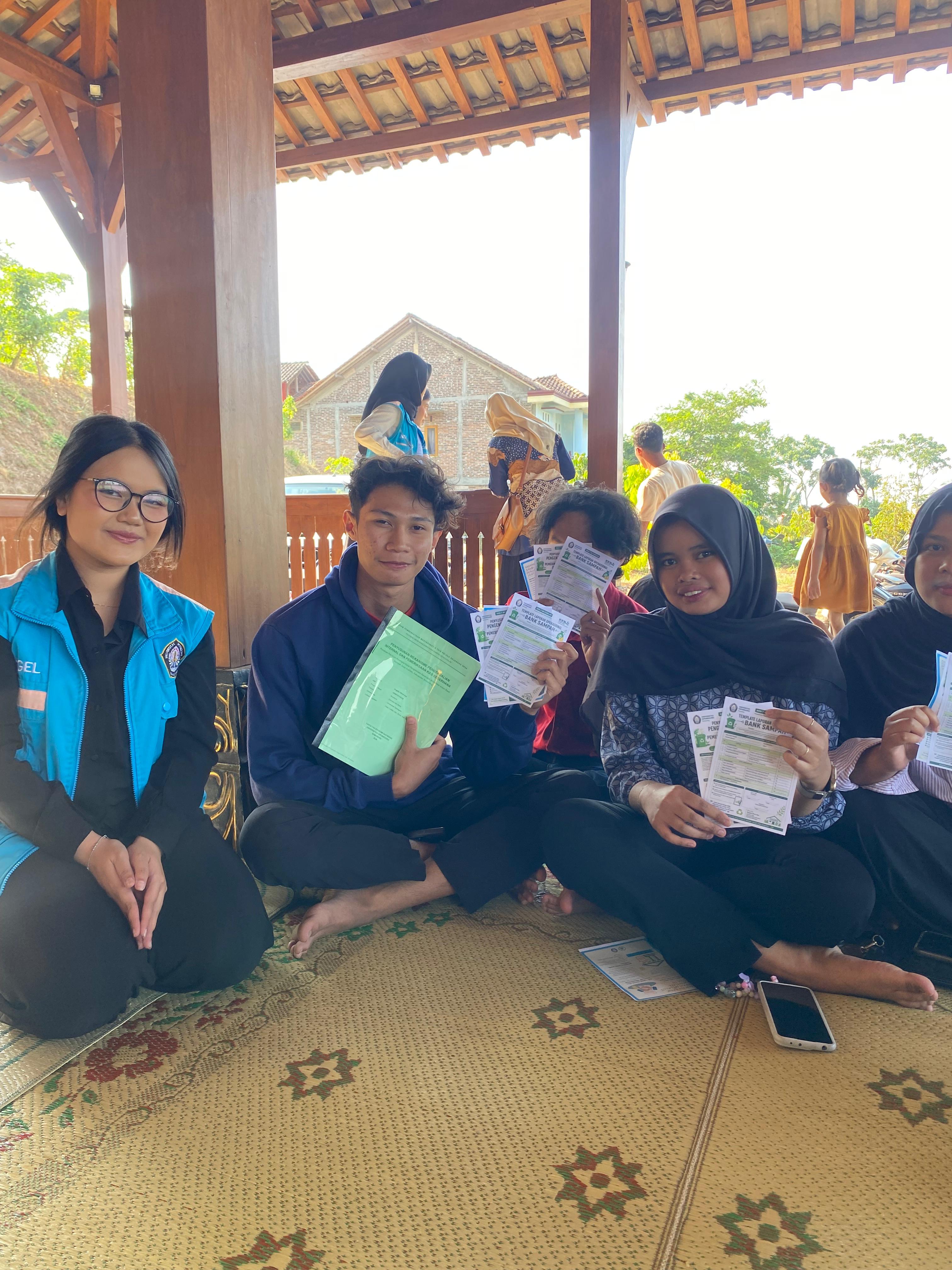 Dokumentasi Penyerahan Dokumen Pengendalian Internal dan Pemeriksaan Keuangan Bank Sampah Desa Cukilan (Sumber: Dokumentasi Pribadi)