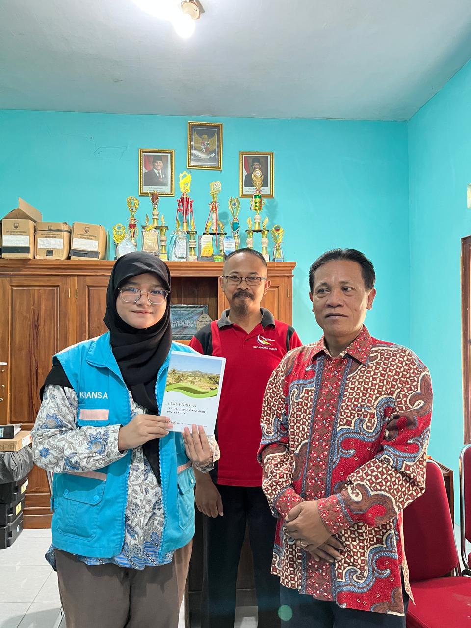 Penyerahan Buku Pedoman kepada Kepala Desa Cukilan oleh Khansa Adzra&rsquo; Hamidah (Sumber: Dokumentasi Pribadi)