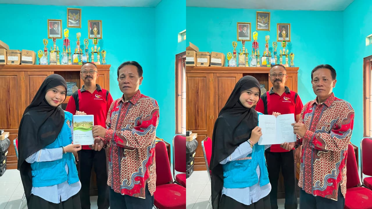 Penyerahan Buku Panduan Administrasi dan Operasional Bank Sampah (Sumber: Dokumentasi Pribadi)