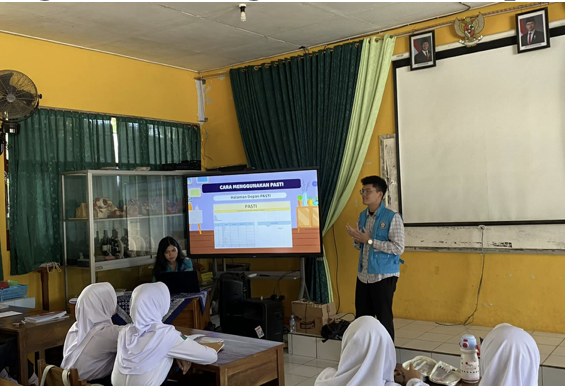 Mahasiswa Akuntansi KKN-T Tim 80 Undip Bekali Siswa SMPN 3 Suruh Keterampilan Pembukuan Tabungan Digital Terintegrasi melalui Aplikasi PASTI