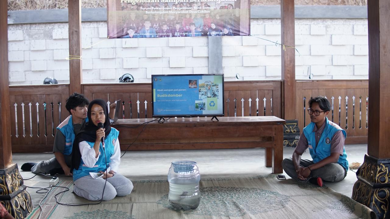 Sulap Galon Bekas Jadi Lumbung Lele: KKN UNDIP Ajak Warga Cukilan Panen