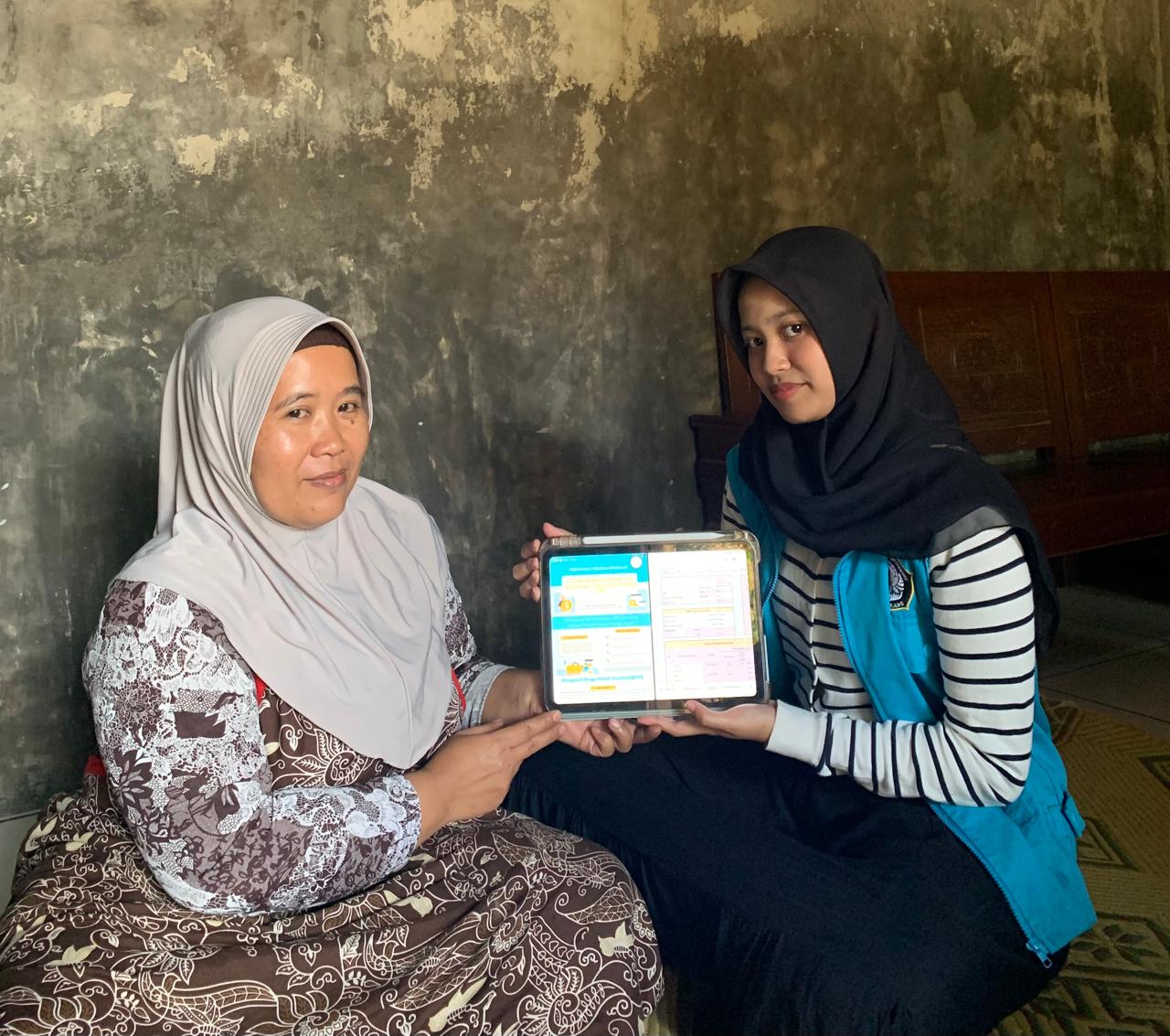 Mahasiswa KKNT-80 Undip Dampingi UMKM Keripik Talas Simbah dan Adhi Candra Evaluasi Harga Jual