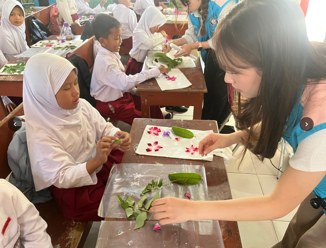 Limbah Daun Jadi Karya,Ajak Siswa SD Cukilan 03 Berkreasi Melalui Eco Print