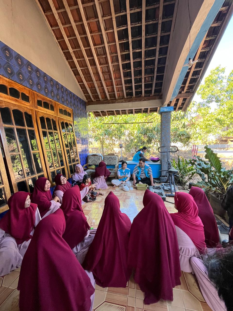 Mahasiswa KKN-T 80 UNDIP Edukasi Pengelolaan Limbah Ikan dari Aspek Hukum Lingkungan bagi Ibu PKK Cukilan