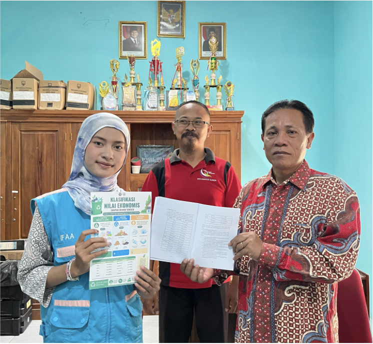Mahasiswa KKN-T UNDIP Hadirkan Pedoman Referensi Harga Sampah untuk Optimalkan Tata Kelola Bank Sampah Desa Cukilan