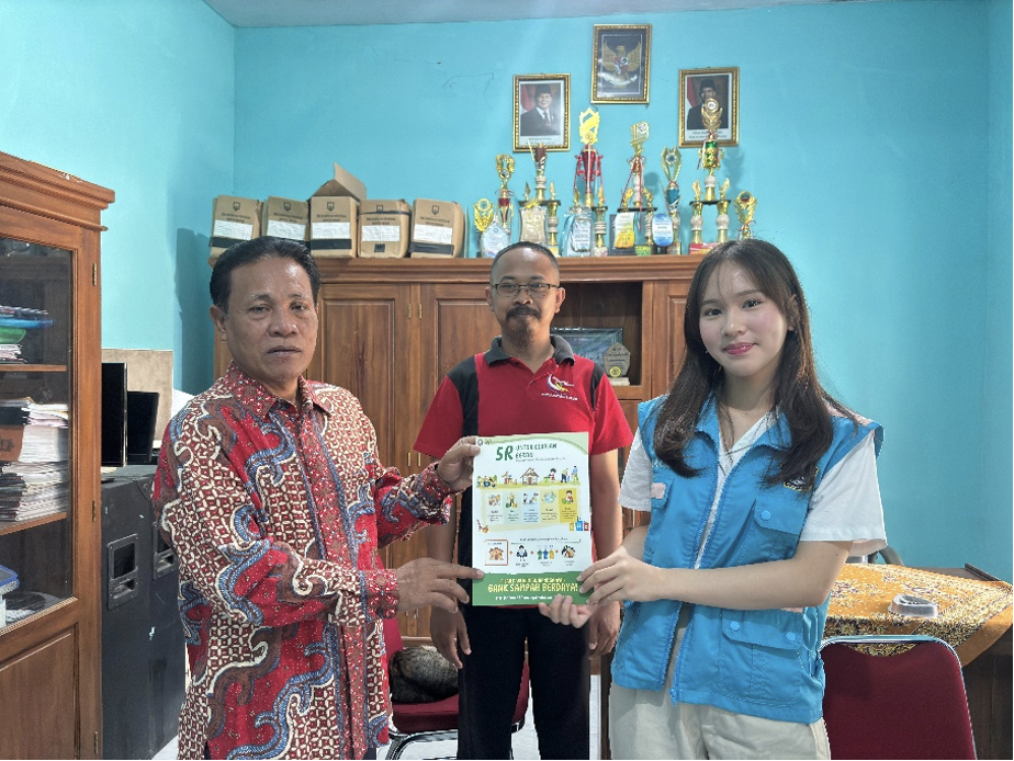 Kenalkan Budaya 5R, Mahasiswa KKNT-80 Pasang Poster Edukasi di Balai Desa Cukilan