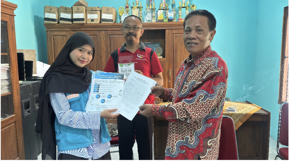 Ubah Kritik Jadi Kualitas: Mahasiswa KKN-T UNDIP Hadirkan Sistem Evaluasi Pelayanan Bank Sampah Desa Cukilan