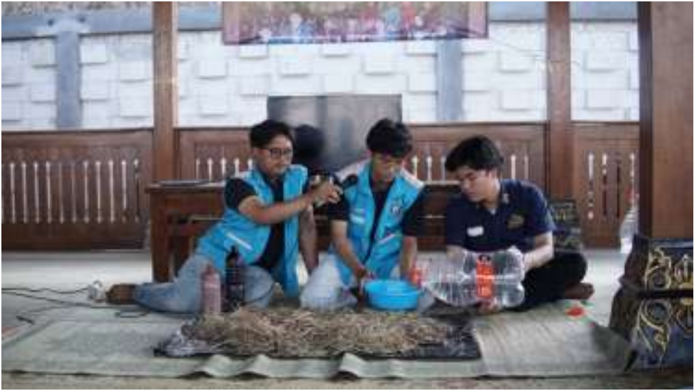 Mahasiswa KKN-T 80 UNDIP Pengolahan Jerami Padi Menjadi Pakan Awetan