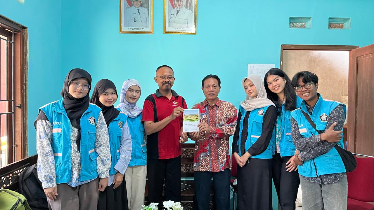 Dukung SDGs-16, Mahasiswa KKNT-80 Undip Perkuat Administrasi Bank Sampah Desa Cukilan