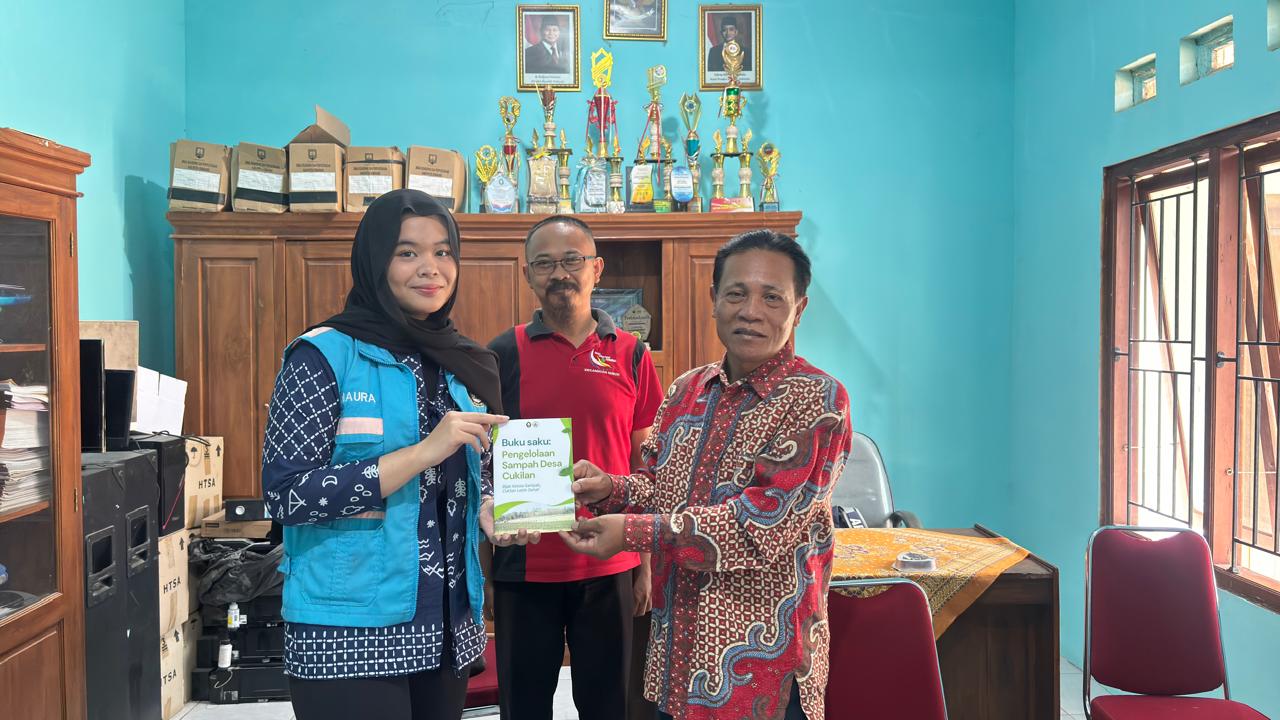 Mahasiswa KKN-T 80 UNDIP Perkuat Pengelolaan Sampah Cukilan Lewat Handbook