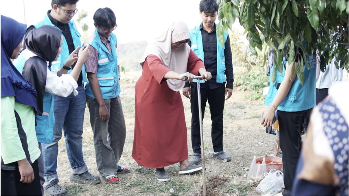 Inovasi Hijau di Desa Cukilan: Mahasiswa KKN Undip Ajak Ibu-Ibu PKK Olah Sampah Organik Melalui Pembuatan Biopori