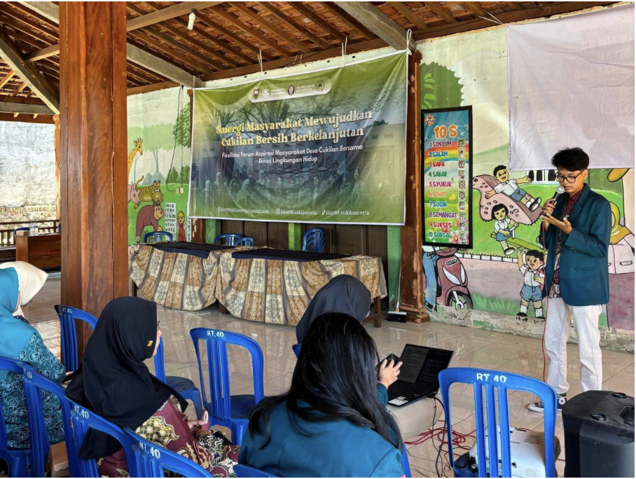PENDAMPINGAN PENGUATAN BANK SAMPAH: MAHASISWA KKN UNIVERSITAS DIPONEGORO AJARKAN EVALUASI TATA KELOLA GUNA BANK SAMPAH BERKELANJUTAN DESA CUKILAN