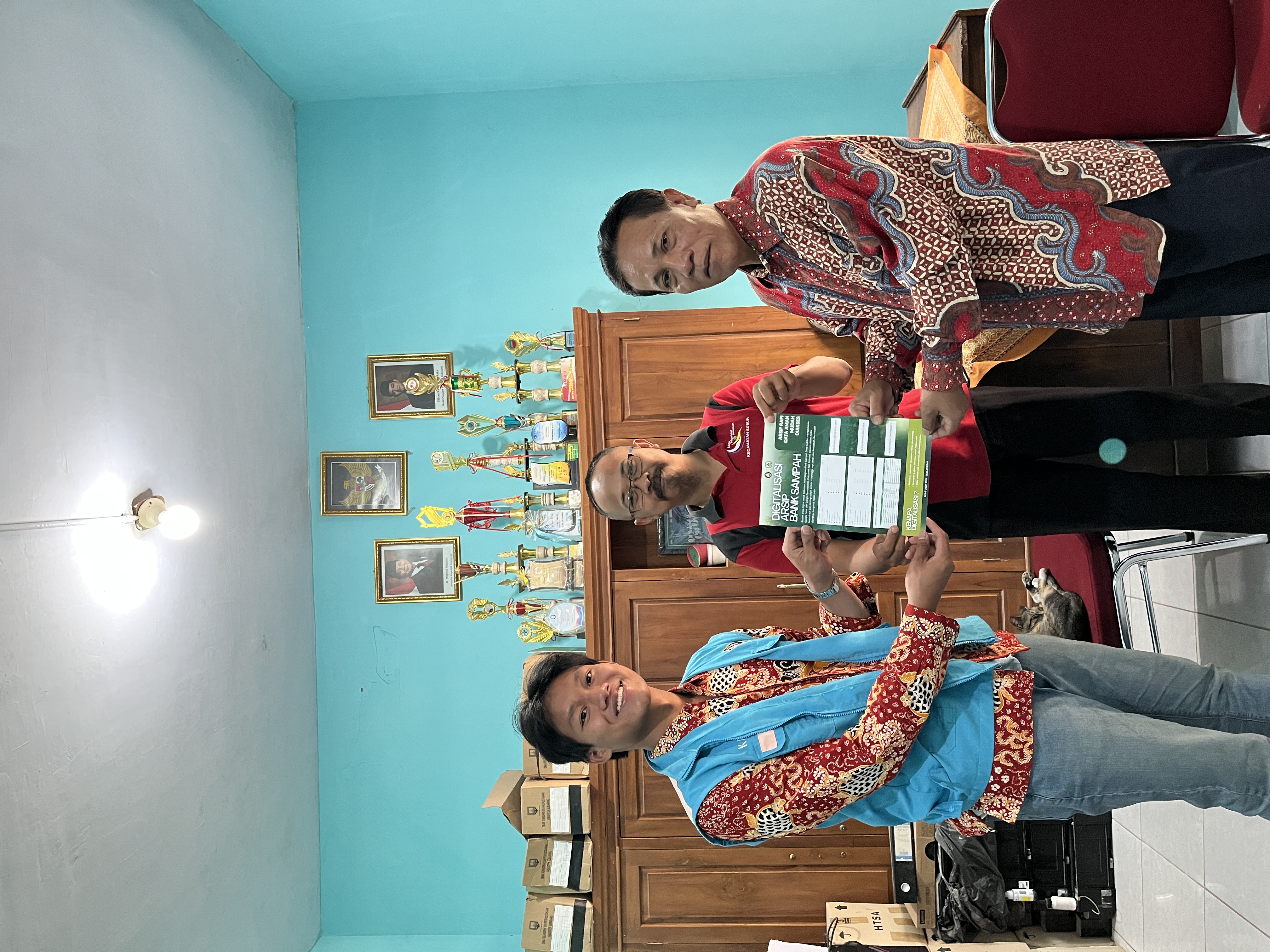 Mahasiswa KKN-T 80 UNDIP Digitalisasi Arsip Bank Sampah Desa Cukilan