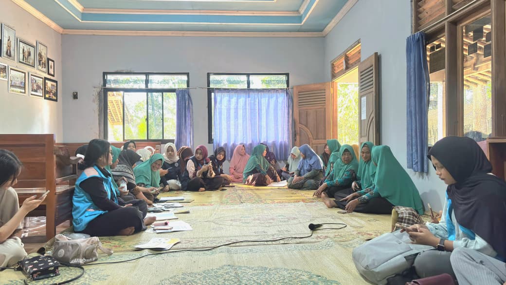 Smart Financial Defense: Mahasiswa KKN-T UNDIP Latih Transaksi Aman