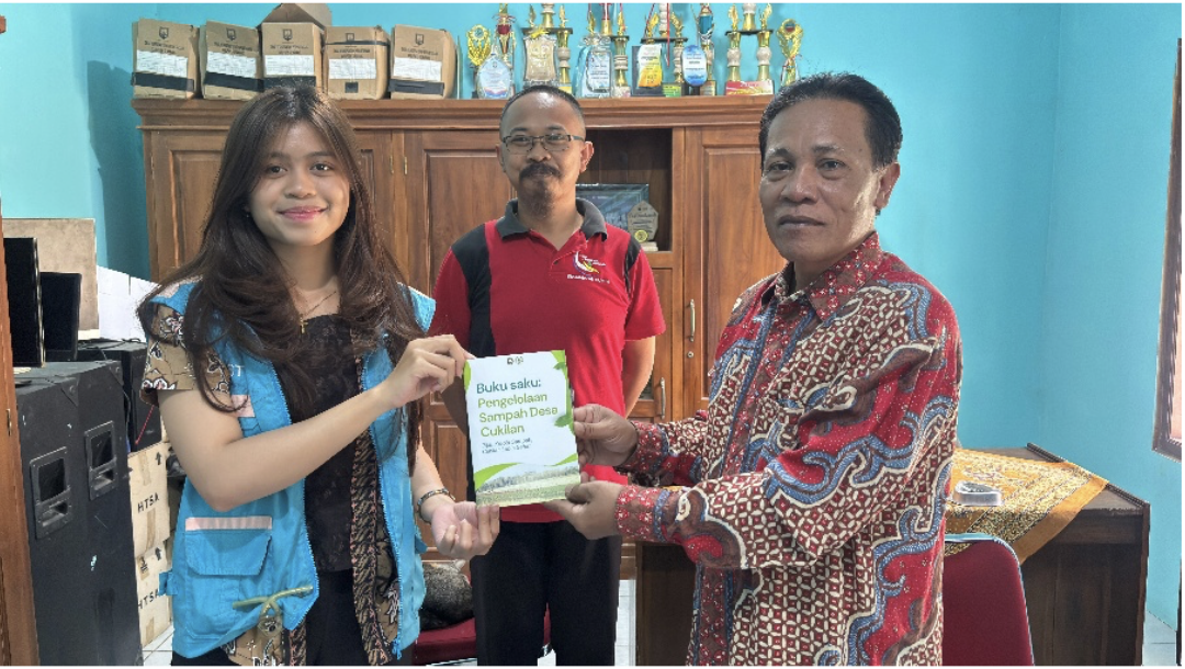 Bekali Warga Cukilan Pahami Sampah, Mahasiswa KKN Undip Luncurkan Buku Saku Edukasi Pengelolaan Sampah