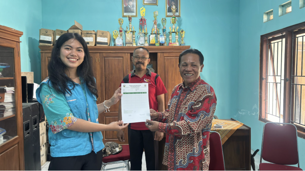 Dukung SDGs 8, 11, dan 12: Mahasiswa KKN UNDIP Hadirkan Kartu Pencatatan Setoran untuk Perkuat Tata Kelola Bank Sampah Desa Cukilan