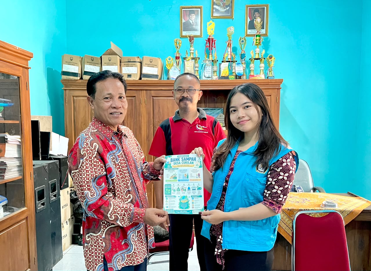 Sampah Menuju Nilai: Mahasiswa KKN Hadirkan Media Informasi Bank Sampah