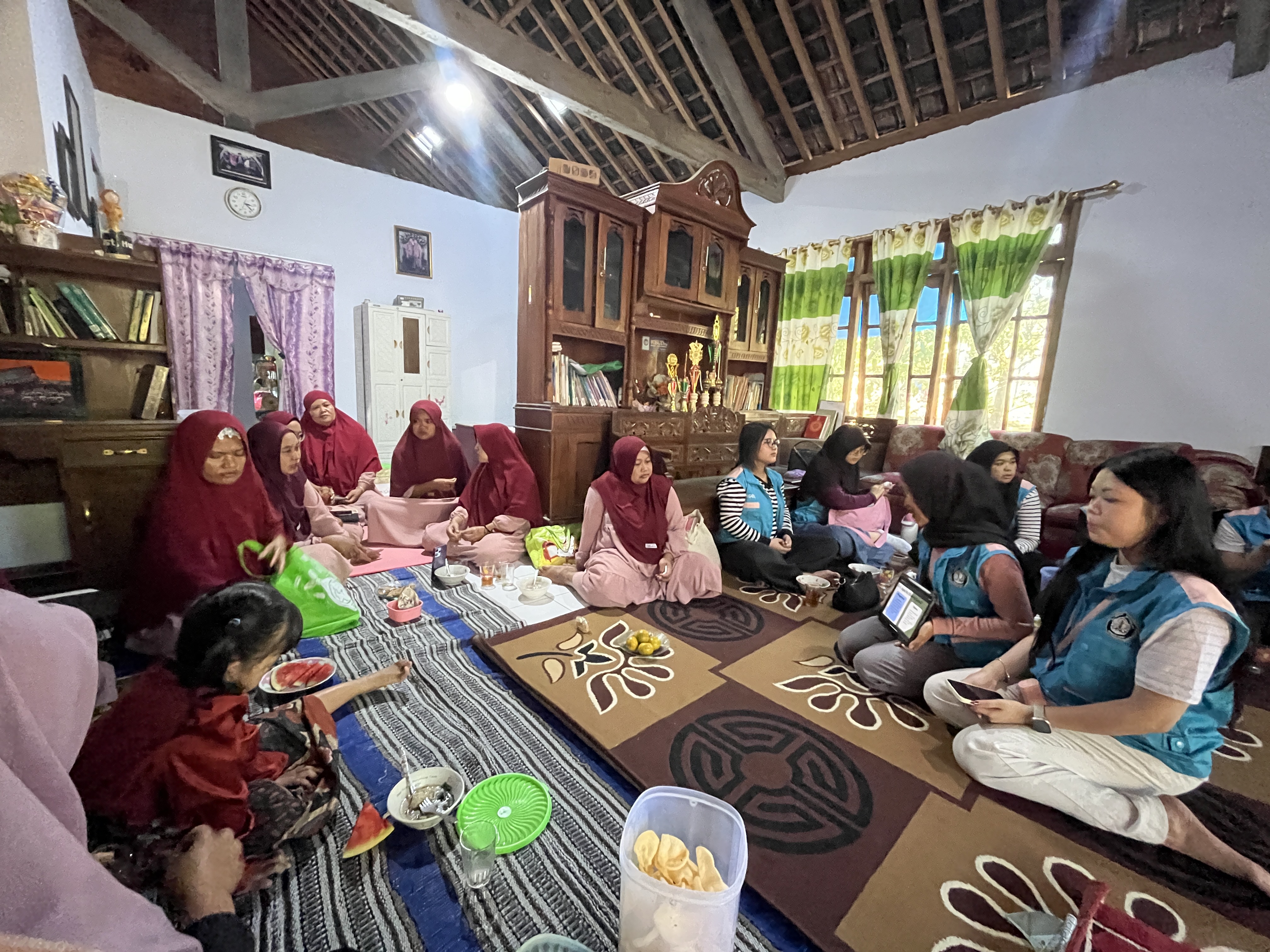 Mahasiswa KKN Undip Ajak Ibu PKK Olah Ikan Jadi Pempek Palembang