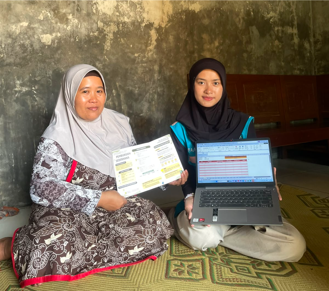 Perkuat Pengelolaan Keuangan UMKM, Mahasiswa KKN-T UNDIP Dorong Penerapan Pembukuan Digital Sederhana